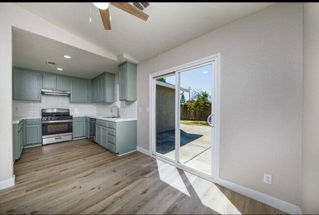 Building Photo - 210 Cordova Ln
