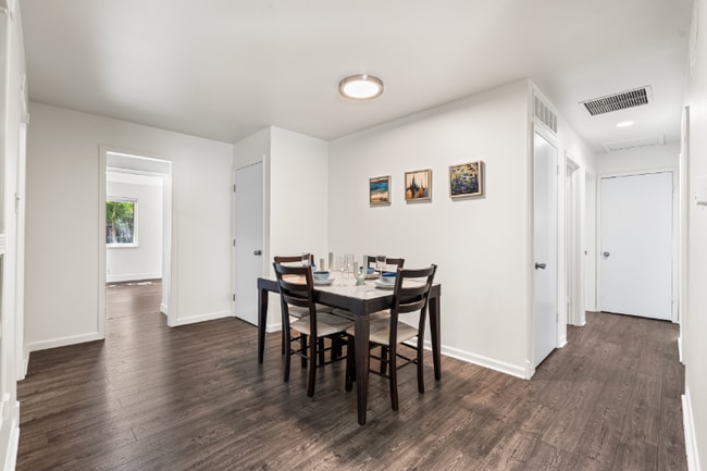 Building Photo - 571 S Taft St