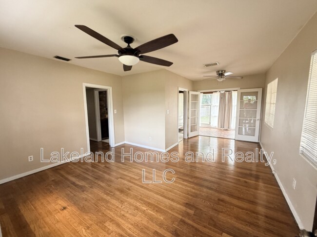 Building Photo - 3115 Buckingham Ave