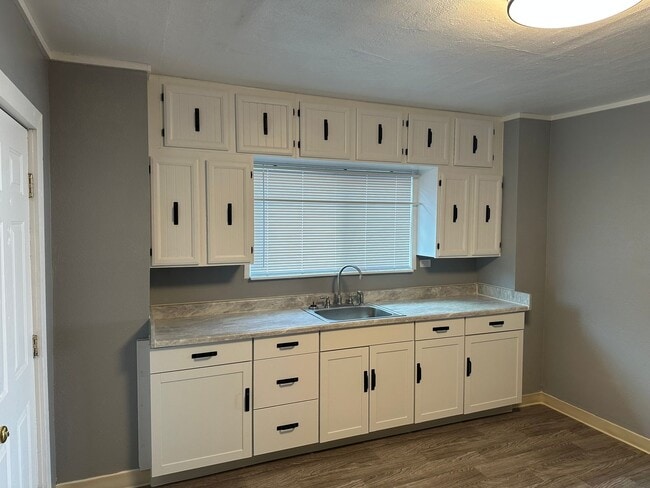 Building Photo - 4+ bedrooms, 1.75 bathrooms in South Tacoma