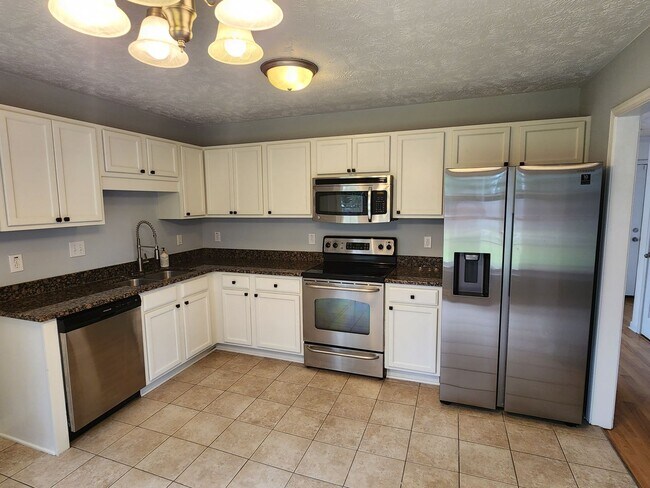 Foto del edificio - Spacious 3-bedroom, 2.5-bathroom haven is ...