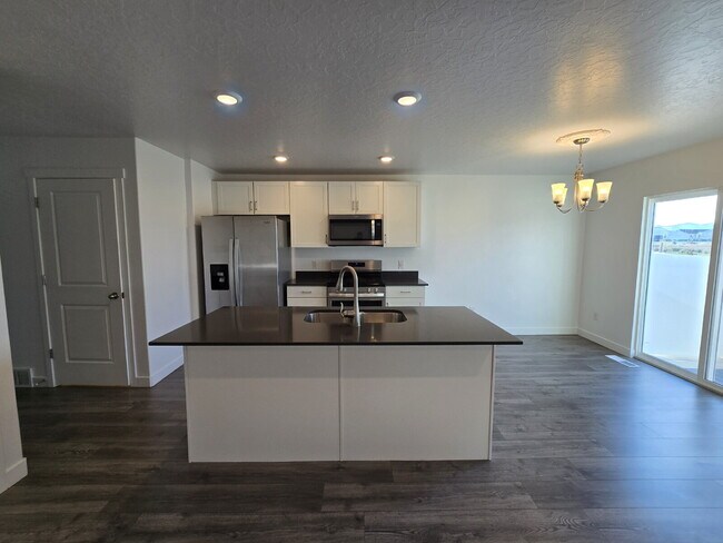 Foto del edificio - Adorable 4 bedroom Townhome for Rent in Northshore Community