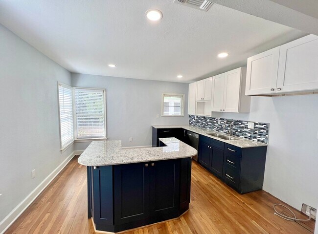 Foto del edificio - AMAZING 2 Bedroom / 1 Bath Home!