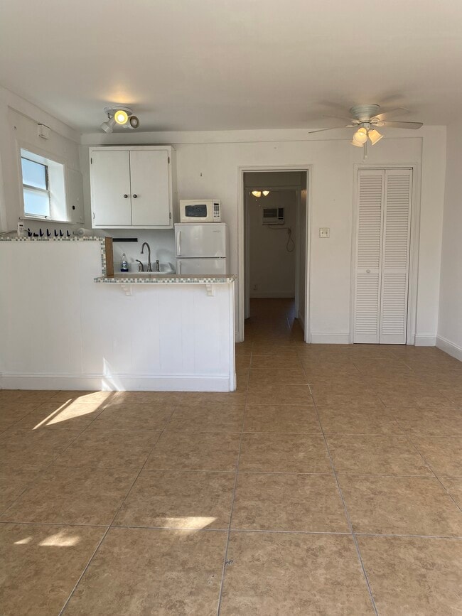 Building Photo - 924 N 16th Ave
