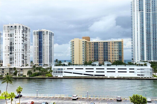 Building Photo - 1000 Parkview Dr