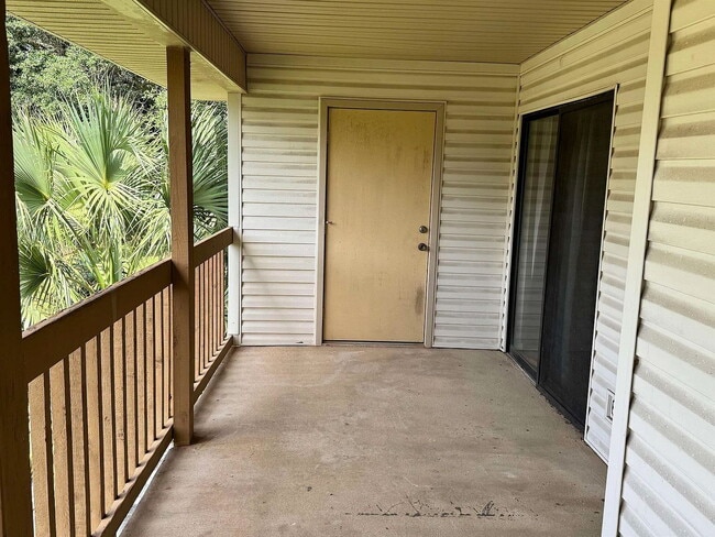 Building Photo - Spacious 2BR Condo with Private Baths, Fireplace, Balcony & Pool View – Close to FSU & TCC