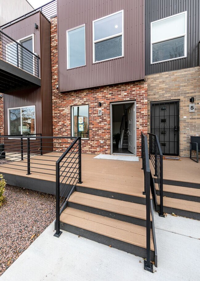 Foto del edificio - Luxury Executive Westside Townhouse with E...