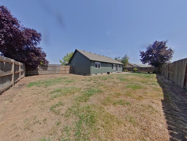 Foto del edificio - 4 bedroom on a large corner lot
