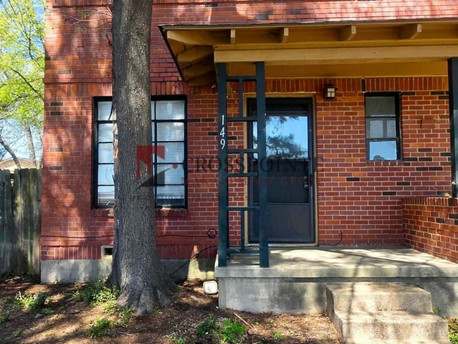 Building Photo - 2 bedroom, 1 bathroom duplex!