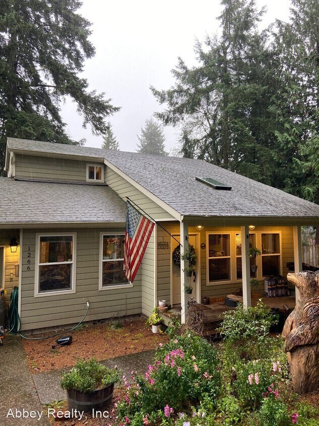 Primary Photo - 3 br, 2 bath House - 1266 Bay Loop SW