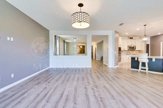 Foto del edificio - Spacious 4 Bedroom Home with Loft – Prime ...