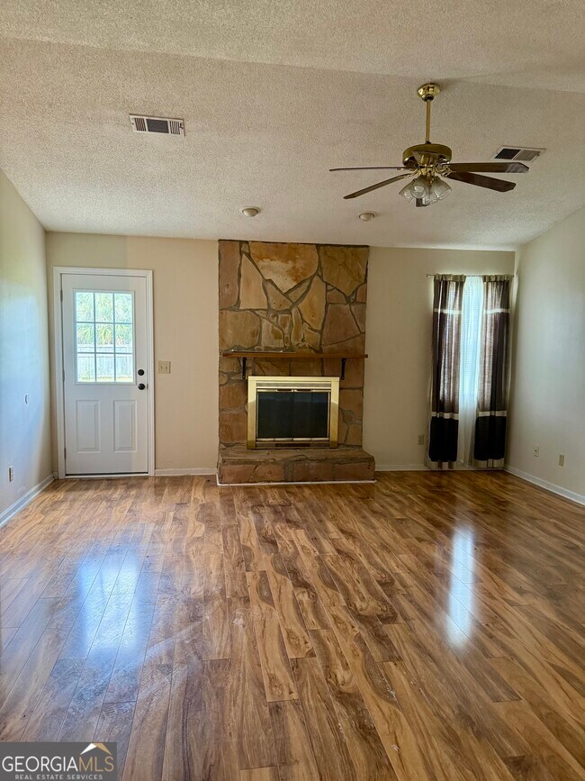 Building Photo - 104 Woodcarver Trail
