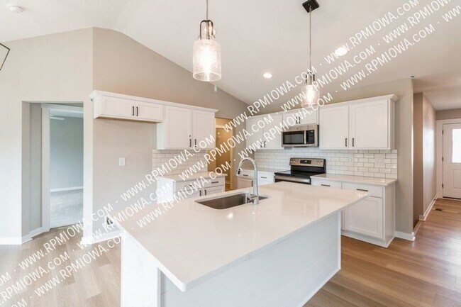Building Photo - PRIVATE BACKYARD!! 4 Bedroom, 3 Bath Home ...