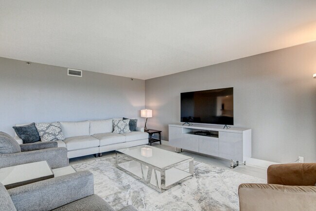 Foto del edificio - 4301 N Ocean Blvd
