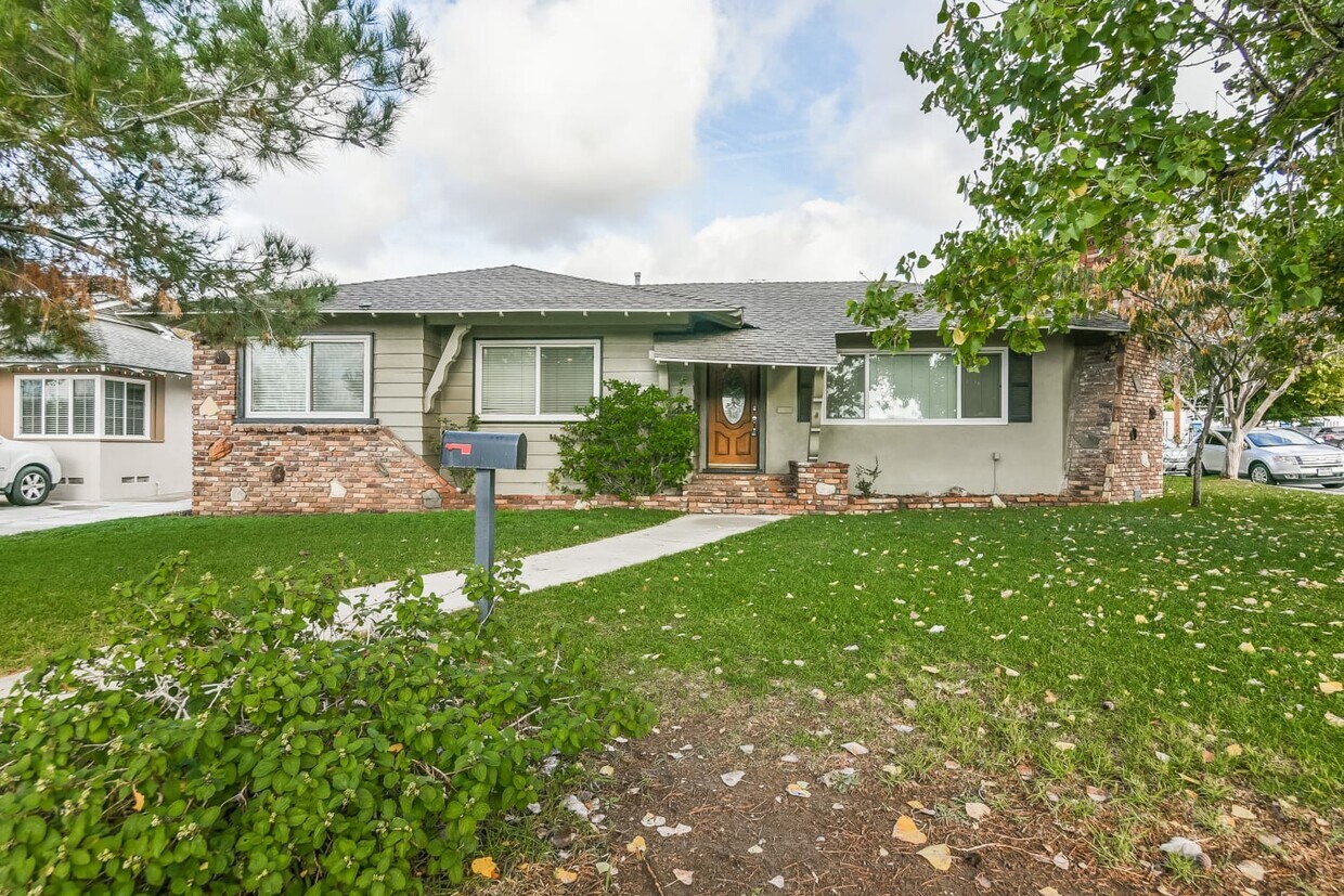 Foto principal - 255 E 4th St