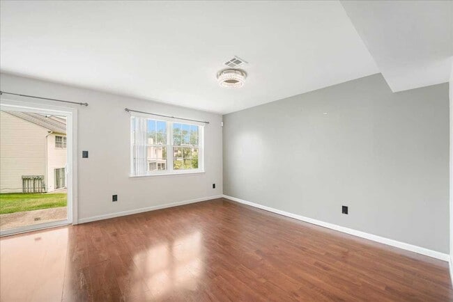 Building Photo - 9 Pond Hill Ln
