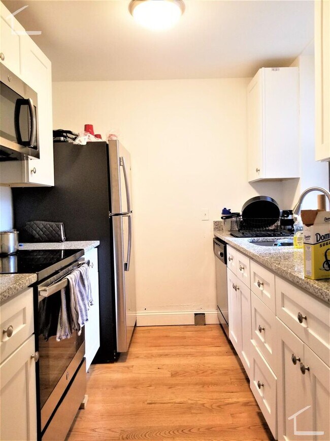 Building Photo - Extremely nice 3 bed in the south end!!