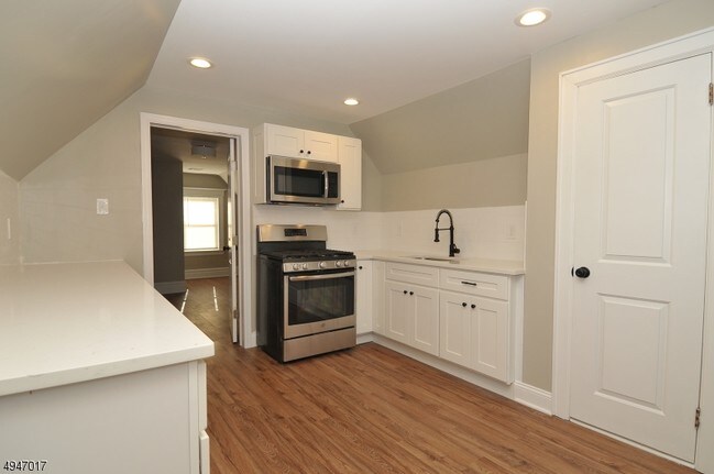 Building Photo - 54 Linden Ave
