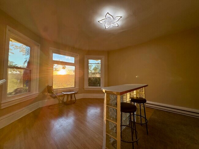 Living /Bay windows - 1749 Crafton Blvd