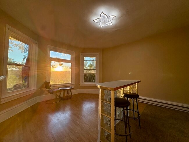 Living /Bay windows - 1749 Crafton Blvd