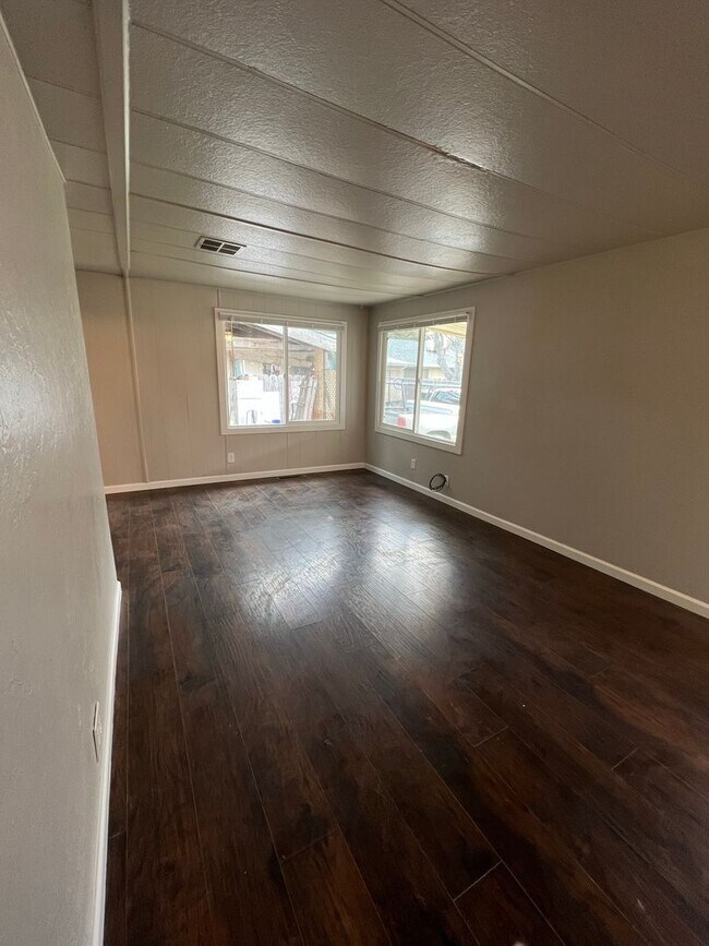 Foto del edificio - 2 bedroom 1 bathroom with  bonus room located in the Avenues
