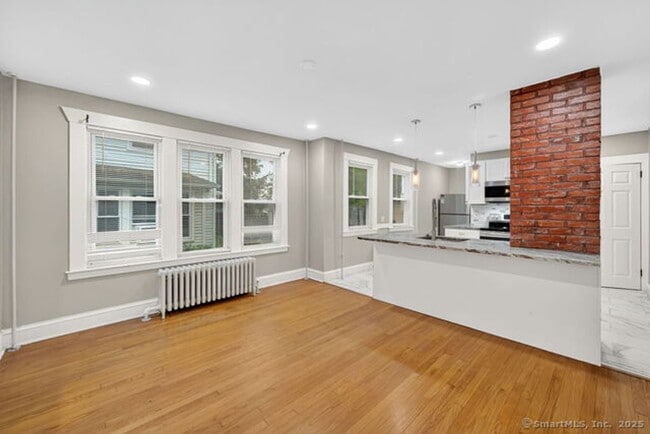 Foto del edificio - 45 Fairlawn St