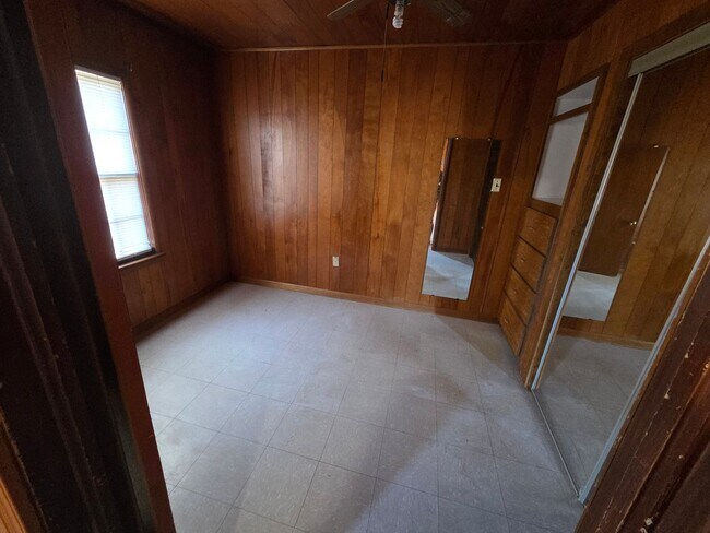 Building Photo - 3 Bedroom 1950's Home with Large Fenced Yard Available 1/12/26