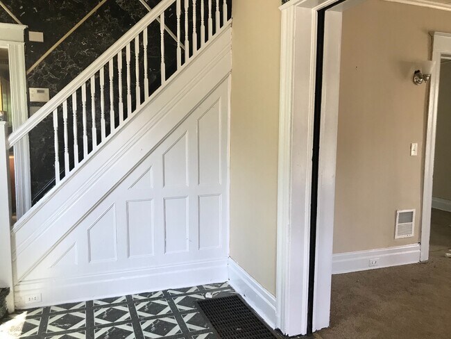 Foto del edificio - HUGE SINGLE FAMILY FOR RENT !!