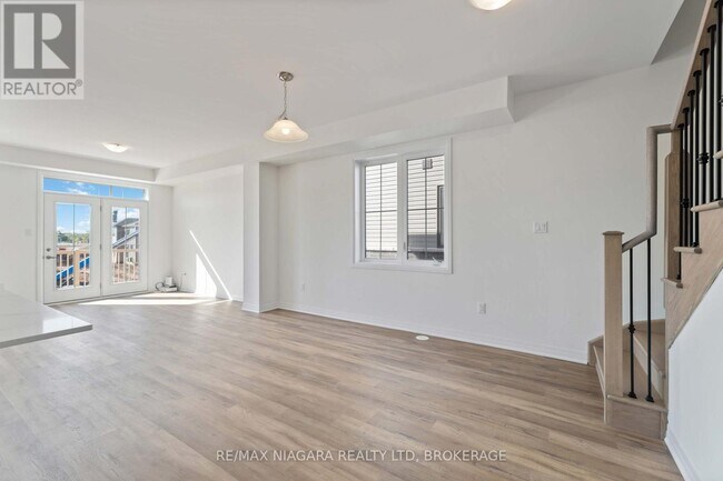 Photo du bâtiment - 12 Feather Rd