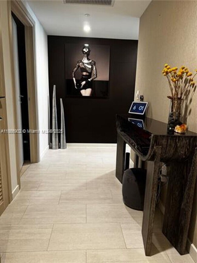 Building Photo - 1000 Brickell Plaza