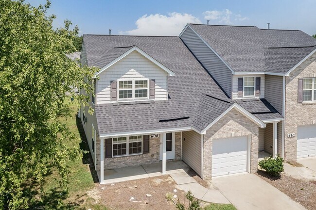 Foto del edificio - Four Bedroom Home!
