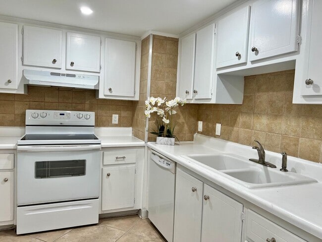 Building Photo - 5600 N Flagler Dr