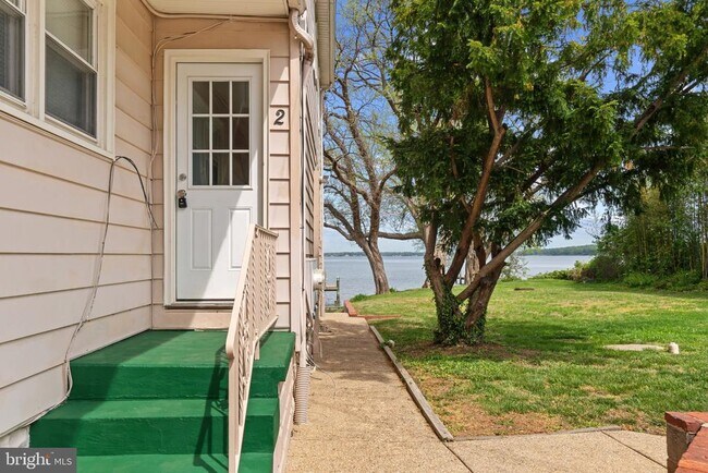 Foto del edificio - 1072 River Bay Rd