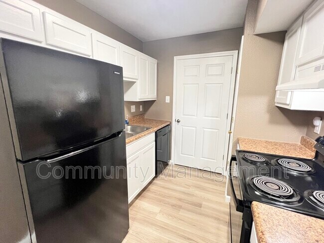 Building Photo - 2150 N Sherwood Forest Dr