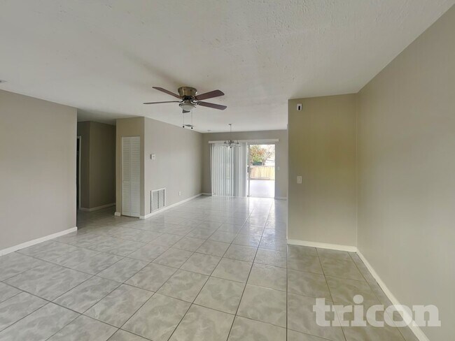 Foto del edificio - 1305 E Oakwood St