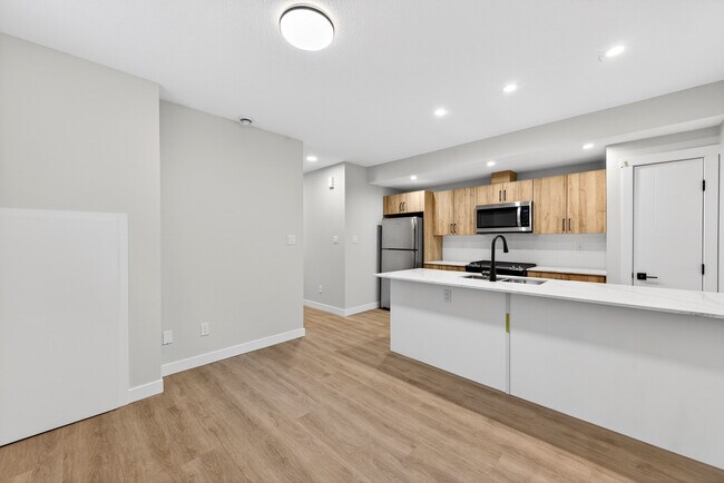 Photo du bâtiment - 10920-10130 130 St NW