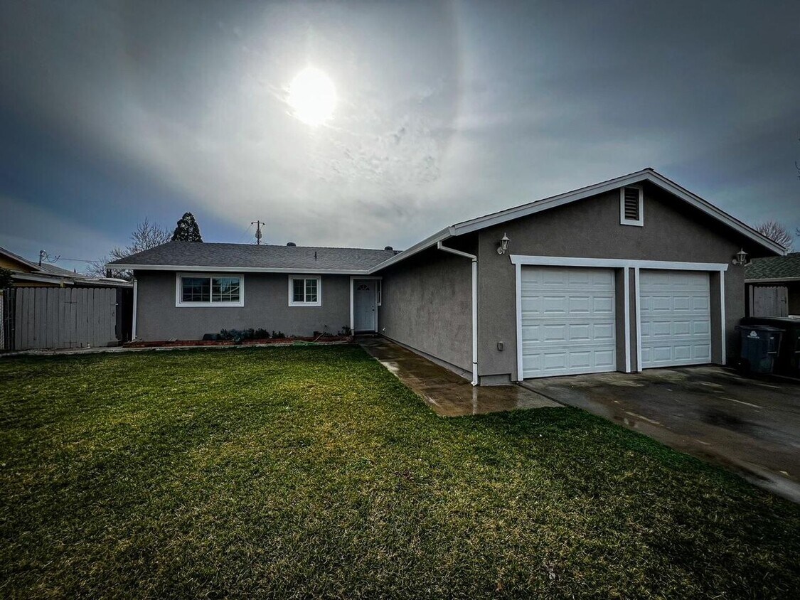 Primary Photo - 3 bedroom 2 bath house AVAILABLE NOW!