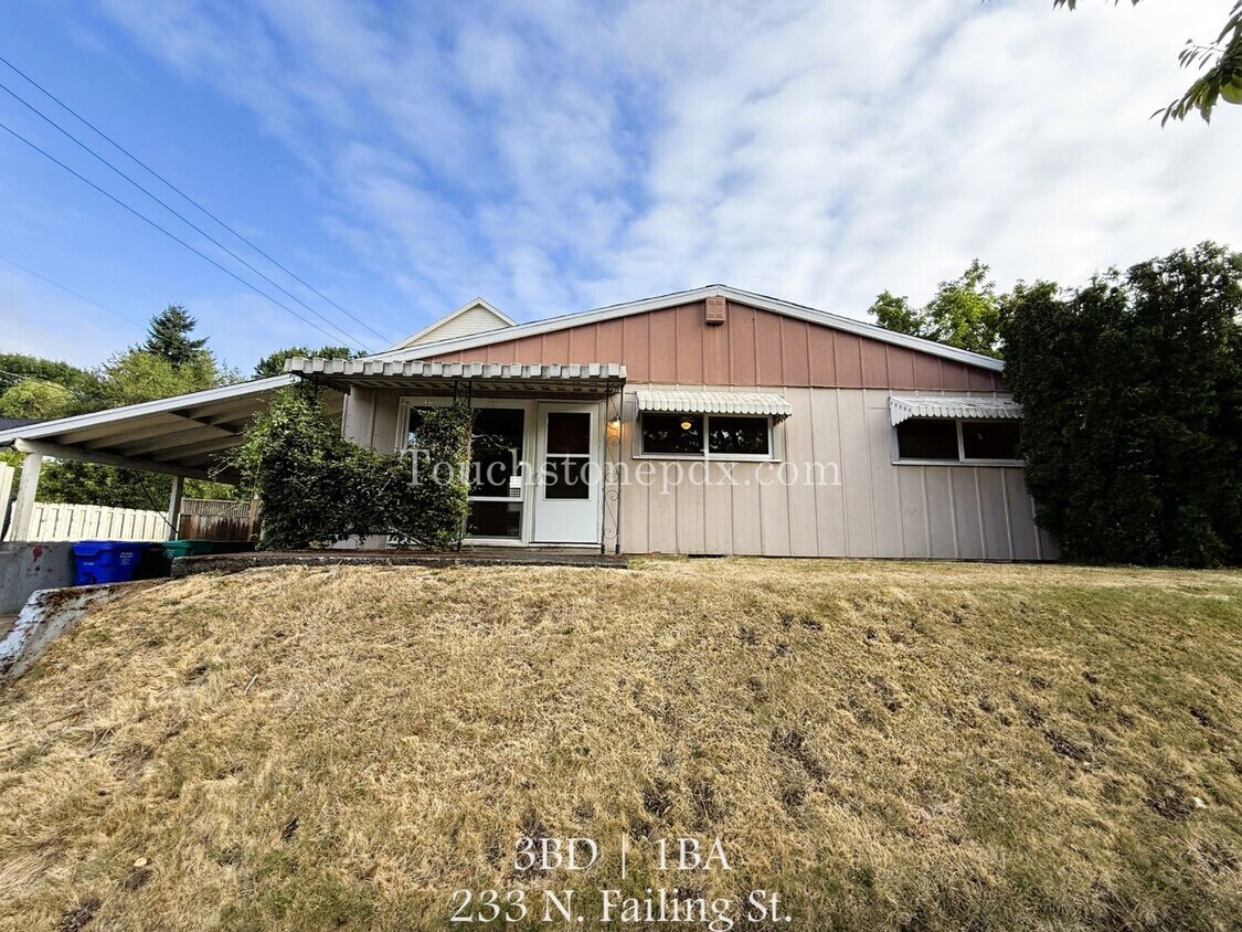 Foto principal - Charming 3-Bedroom Gem with Hardwood Floor...