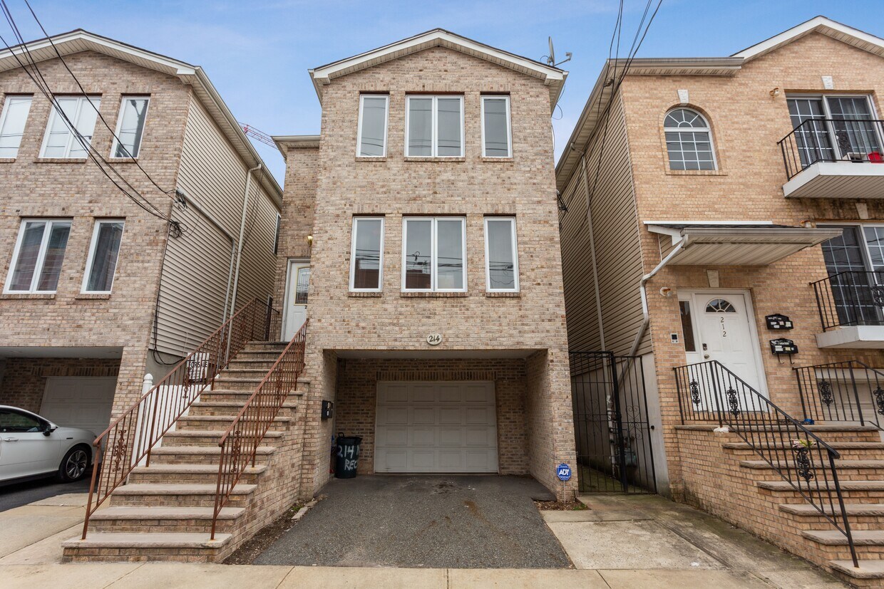 Primary Photo - 214 New York Ave