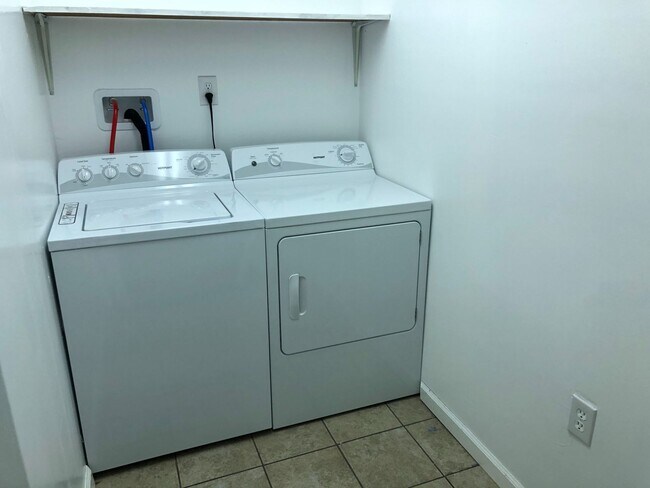 Foto del edificio - Fairlawn, 2BR / 2BA, available for short t...