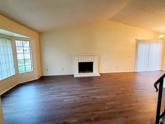 Sala de estar - 713 N Corvette Dr