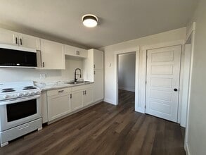 Building Photo - 206 Sunset Dr
