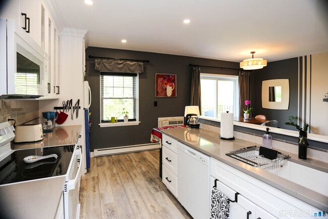 Foto del edificio - 36 Turn of River Rd