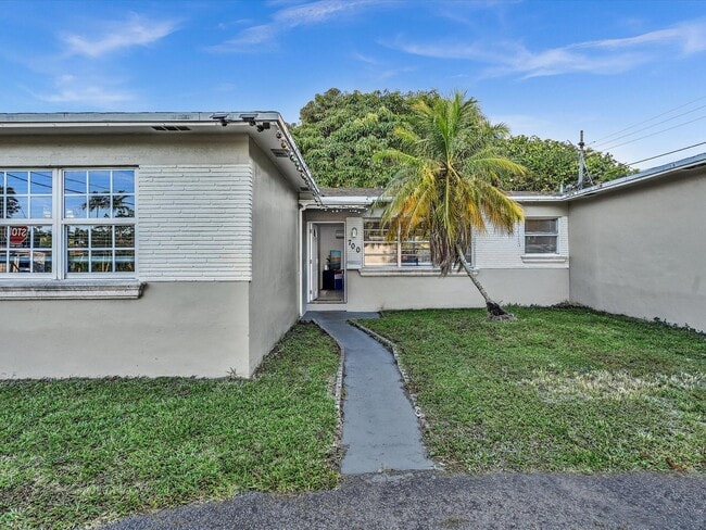 Building Photo - 700 SW 5th Ct