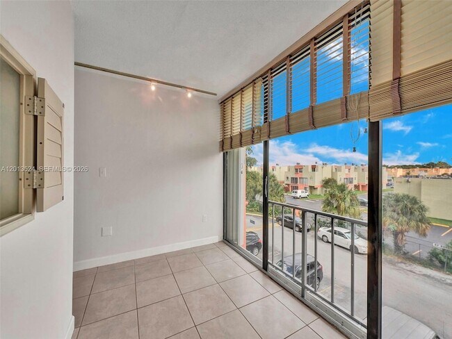 Foto del edificio - 9420 W Flagler St