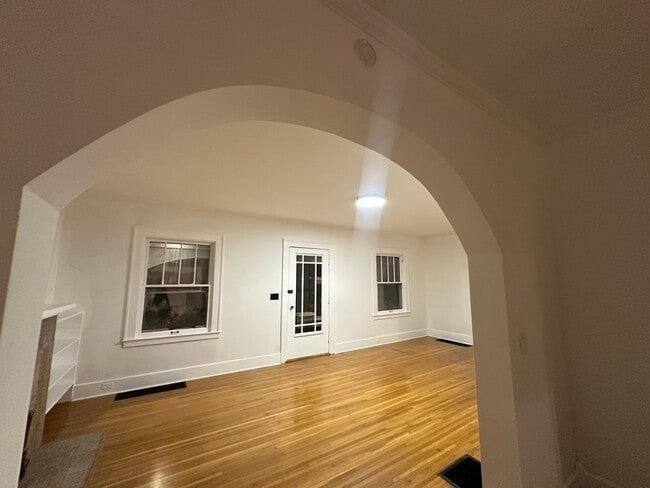 Building Photo - 353 Hillcrest Ave