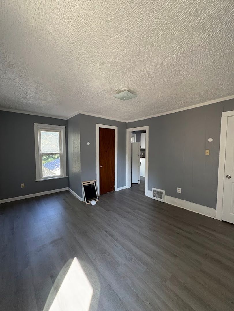 686 Sumner St Akron, OH 44311 – photo 4
