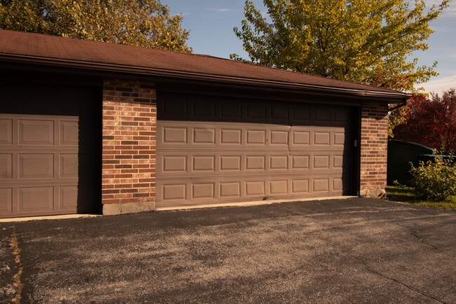 Building Photo - 14949 Lake View Dr