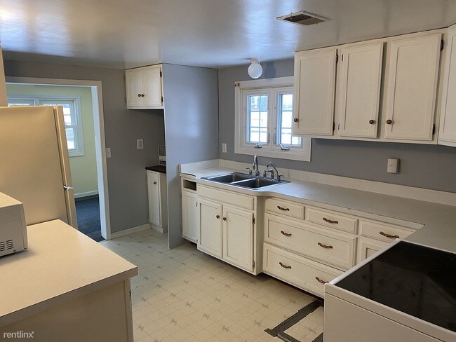 Building Photo - 3 br, 1 bath House - 117 Broad St