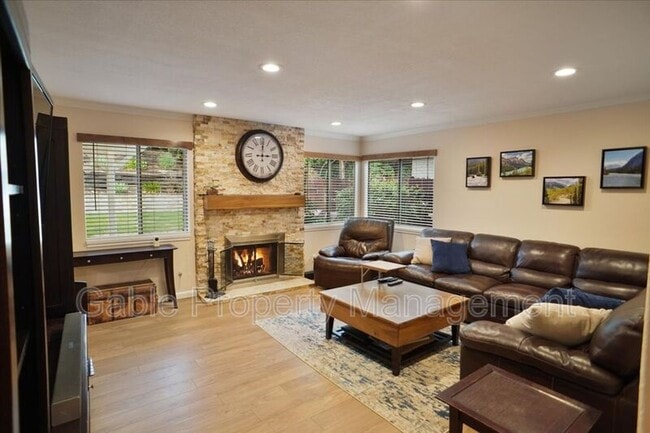 Foto del edificio - 15845 Rosehaven Ln